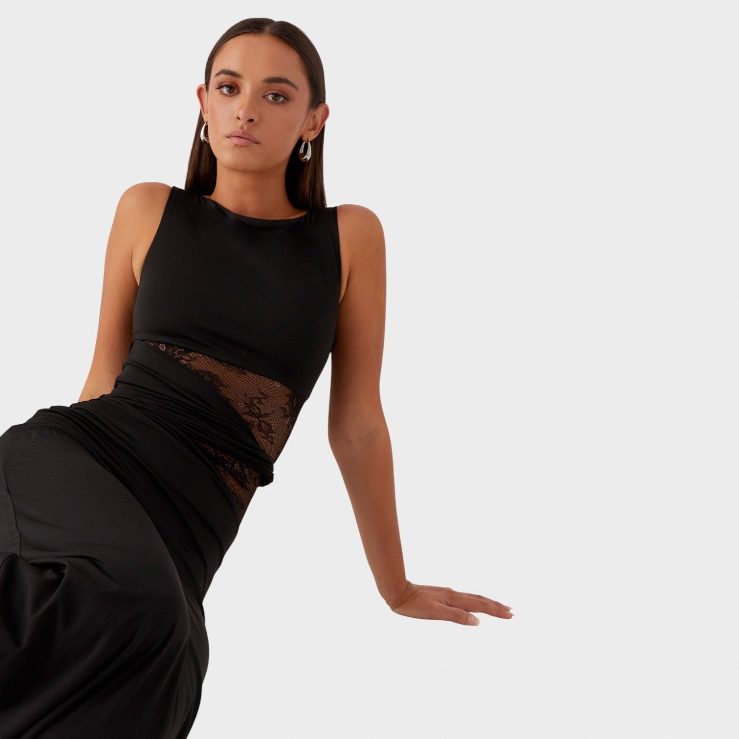 Mira | Maxi šaty s jemnými průstřihy a šněrováním